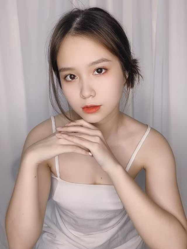 Ngoài thời gian dành cho việc học, Nhung là người mẫu ảnh quảng cáo thời trang, gặp gỡ bạn bè và chơi với thú cưng.