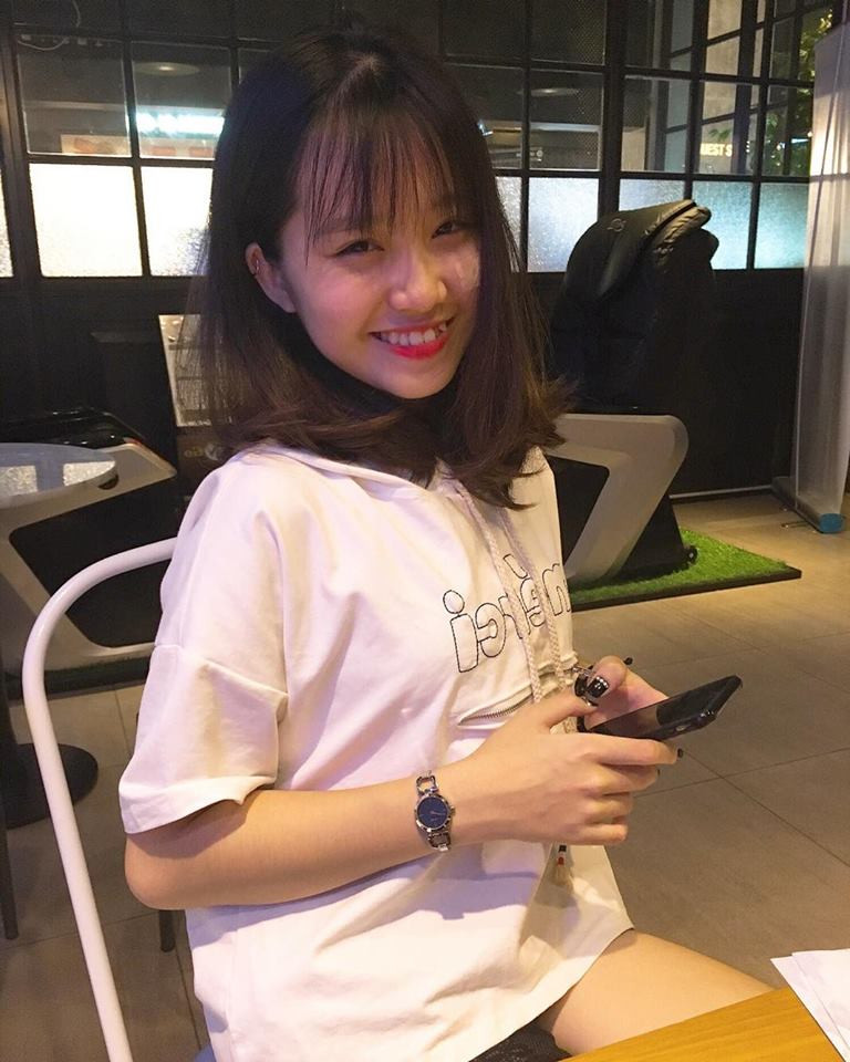 Nàng hot girl thời điểm đó nhanh chóng được cư dân mạng truy lùng thông tin, họ còn gọi cô nàng là gương mặt hot girl “gieo thương nhớ” cho cộng đồng mạng.