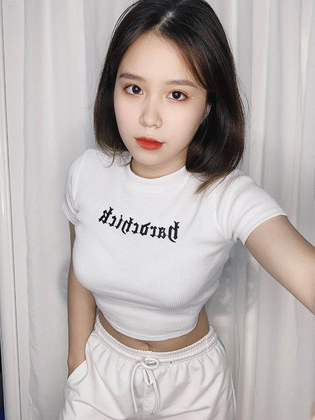 Sở hữu nhan sắc trời phú, học hành chăm chỉ, Nhung còn có cách nói chuyện rất khéo léo, có duyên và lễ phép.