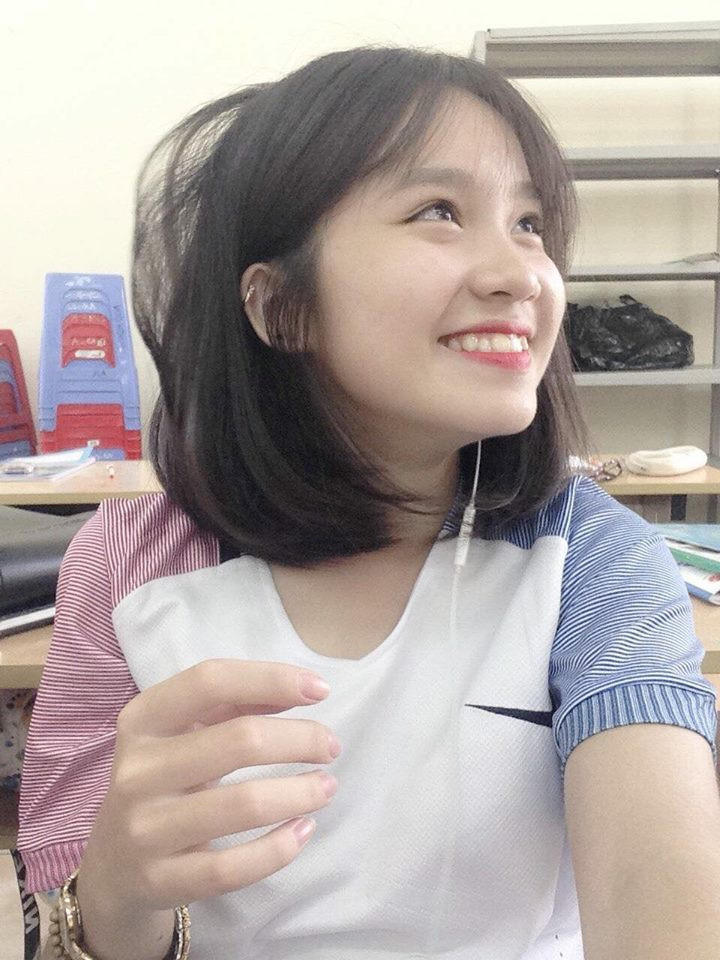 Trần Cẩm Nhung là nữ sinh từng nổi đình đám trên MXH bởi clip đăng trên Facebook với nụ cười hút hồn và gương mặt khả ái.