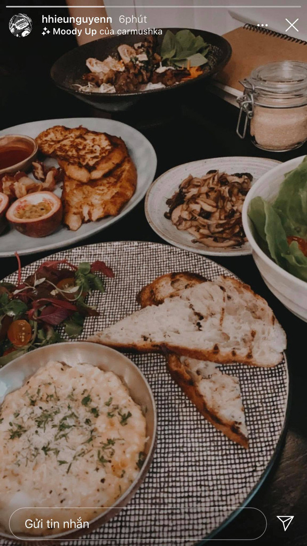 Ngay sau khi xoá story cận cảnh mặt Diệu Linh, Hiếu Nguyễn đã thay thế bằng ảnh đồ ăn ở một nhà hàng sang trọng. Dù hình ảnh này không rõ người nhưng dân tình đã nhanh mắt nhận thấy người ngồi đối diện cũng mặc đồ đen như cô gái trong ảnh đã xóa đi trước đó.