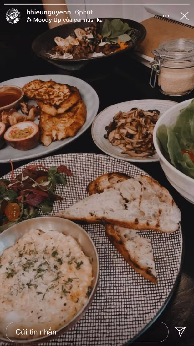 Ngay sau khi xoá story cận cảnh mặt Diệu Linh, Hiếu Nguyễn đã thay thế bằng ảnh đồ ăn ở một nhà hàng sang trọng. Dù hình ảnh này không rõ người nhưng dân tình đã nhanh mắt nhận thấy người ngồi đối diện cũng mặc đồ đen như cô gái trong ảnh đã xóa đi trước đó.