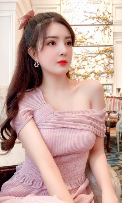 Dù không còn hoạt động showbiz nhưng Lilly Luta vẫn nhận được sự chú ý của người hâm mộ, cộng đồng mạng bởi dung mạo xinh đẹp.