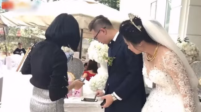 Khách mời hoan hỉ tới tiệc cưới chả cần lỉnh kỉnh phong bì, cũng chẳng phải đắn đo đổi tiền mới cho phải phép, họ chỉ cần mang theo thẻ ngân hàng thôi.