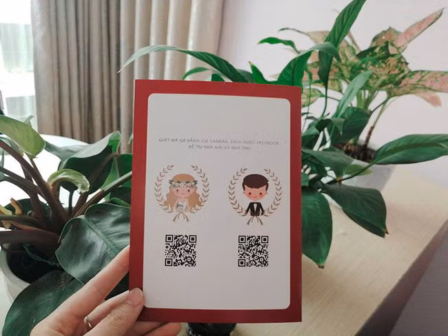Một đám cưới khác cũng sử dụng mã QR và ứng dụng để quét mã này, khách mời sẽ biết được địa điểm tổ chức lễ cưới của nhà trai và nhà gái.