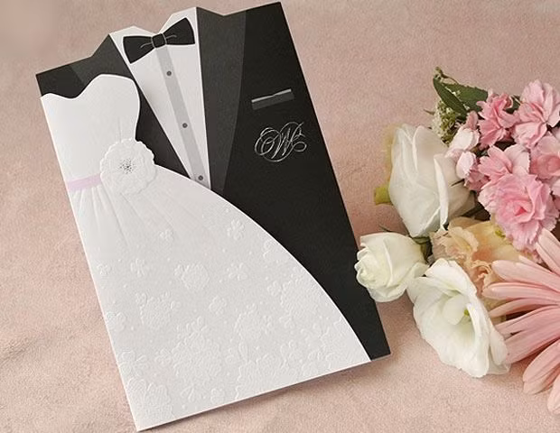 Trước đó, trên MXH đã xuất hiện không ít đám cưới sử dụng thiệp mời theo trào lưu thời công nghệ 4.0. Điều thú vị là dù trông rất đơn giản nhưng tấm thiệp thể hiện được sự sáng tạo và thức thời của cô dâu, chú rể.