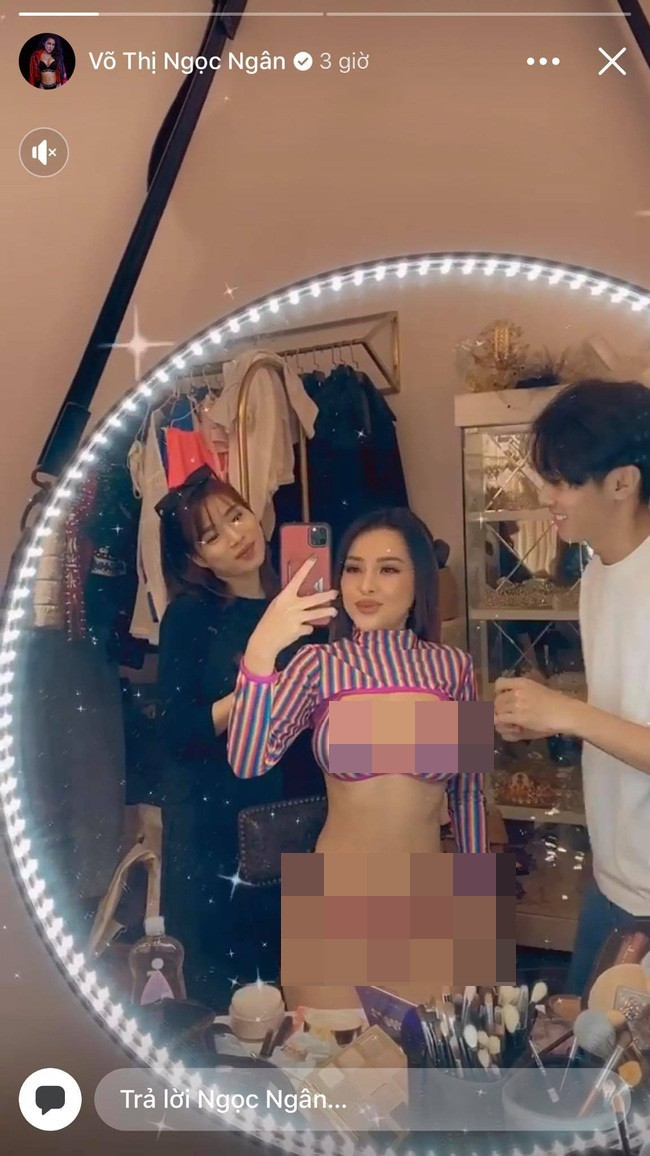 Thêm vào đó, không ít người phát hiện ra hot girl lại xuất hiện với đôi môi tều, trông khá khác lạ. Trong bộ bikini hở hang hết cỡ, bạn gái Lương Bằng Quang tự tin khi tạo dáng trước màn hình điện thoại.