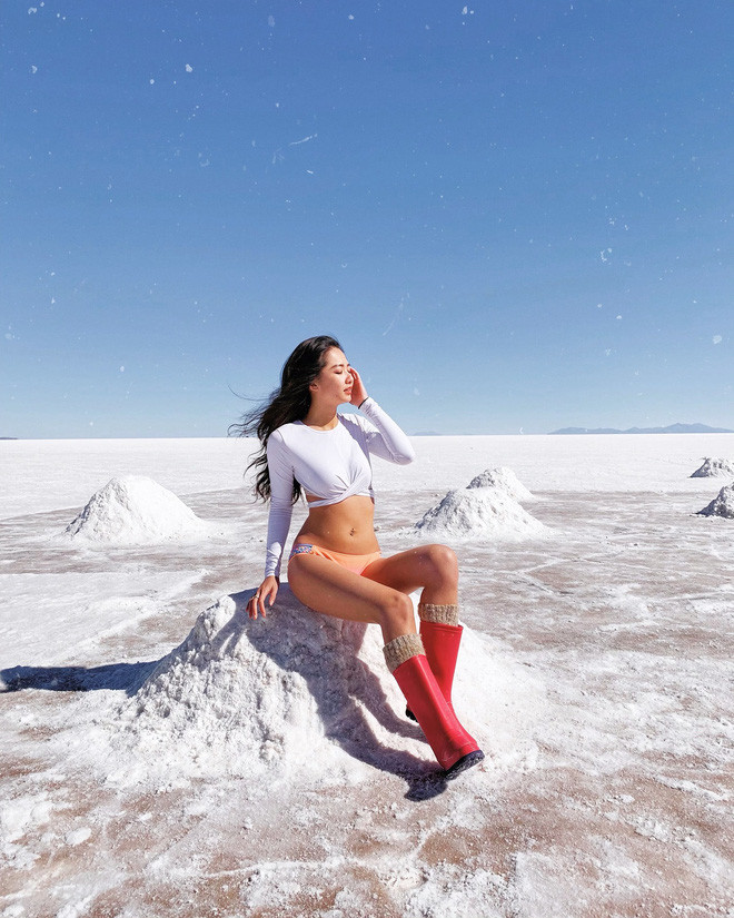 Mỗi lần đặt chân đến đâu, gái xinh 9x này đều để lại nhiều kỉ niệm khó quên thông qua những bức ảnh cực đỉnh. Tính đến giờ cô đã chinh phục hết 7 kỳ quan thiên nhiên thế giới, đi được 76 nước.