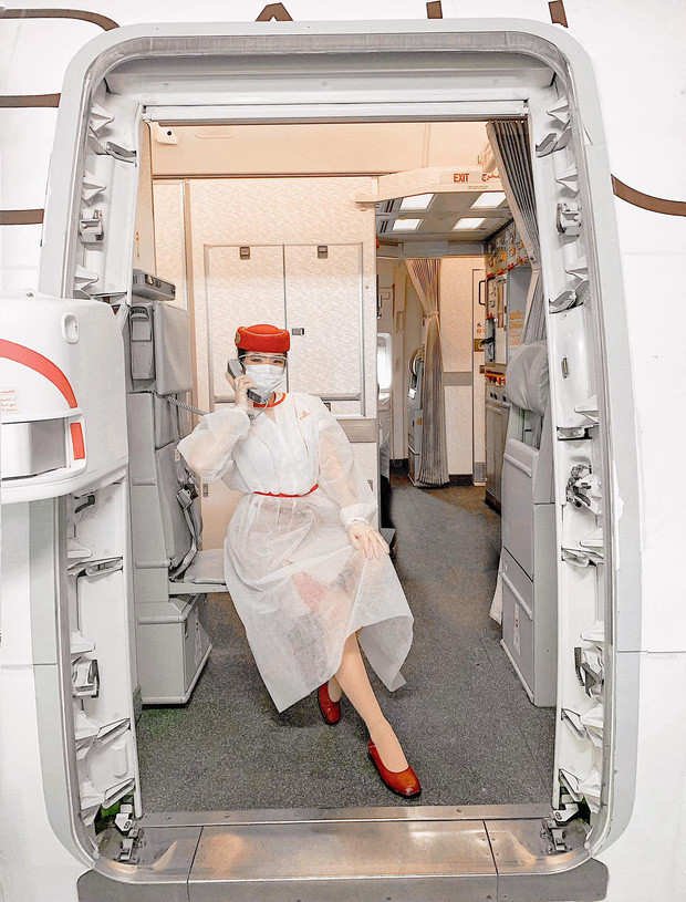 Được biết, nữ tiếp viên hàng không này đã gắn bó với nghề được 6 năm. Cô có cơ hội đi rất nhiều nơi vì đường bay của Emirates cực kỳ phong phú, thuộc top 10 hãng hàng không bay đến nhiều quốc gia nhất trên thế giới.