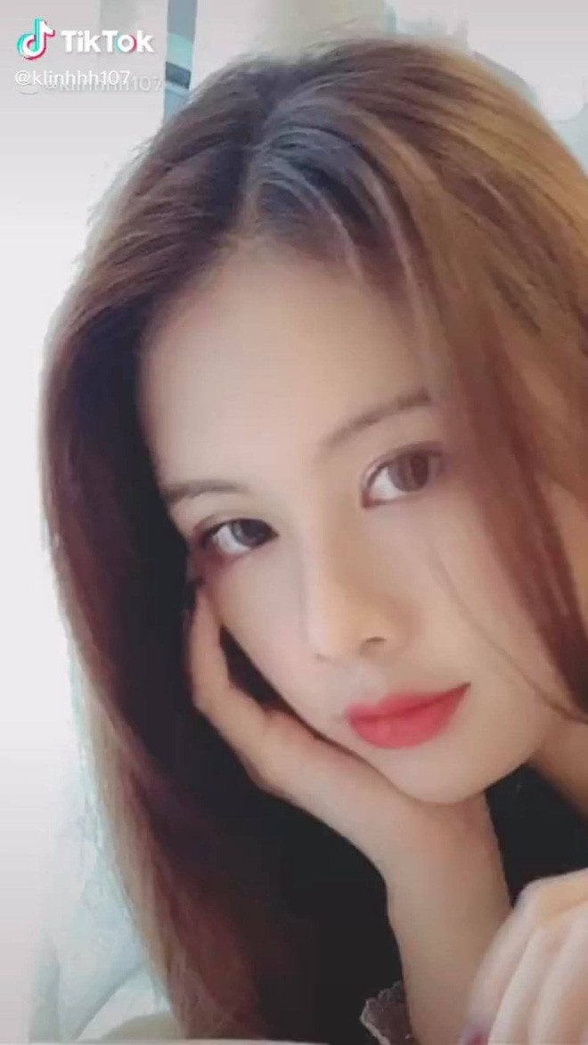 Dù chỉ đăng tải "sương sương" lên Tik Tok nhưng ai cũng dễ dàng nhận thấy nhan sắc của vị tiểu thư này xinh đẹp không khác gì bất kỳ hot girl nào.
