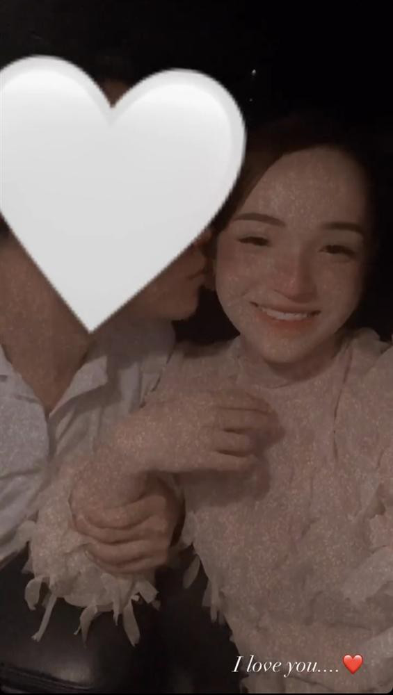 Về phía bạn gái của Khánh Hà, vừa qua cô nàng cũng đăng tải hình ảnh thân mật với một chàng trai không biết có phải là Phan Hoàng hay không?