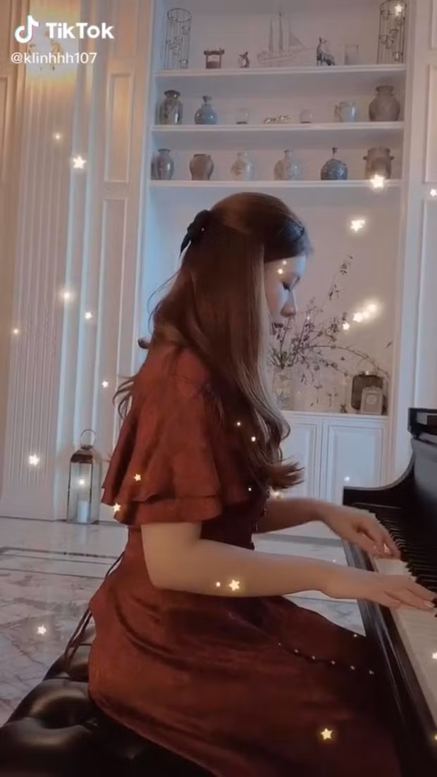 Khánh Linh sở hữu gương mặt trái xoan thanh tú, vẻ đẹp ngọt ngào đúng style tiểu thư nữ tính.