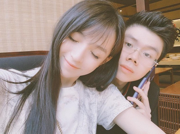 Trong khi nàng đăng ảnh nắm tay ai đó thì chàng cũng selfie cùng một cô gái giấu mặt sau icon trái tim. Chưa kể, Khánh Hà còn đăng story với caption đầy thính là "style người phụ nữ sắp lấy chồng".