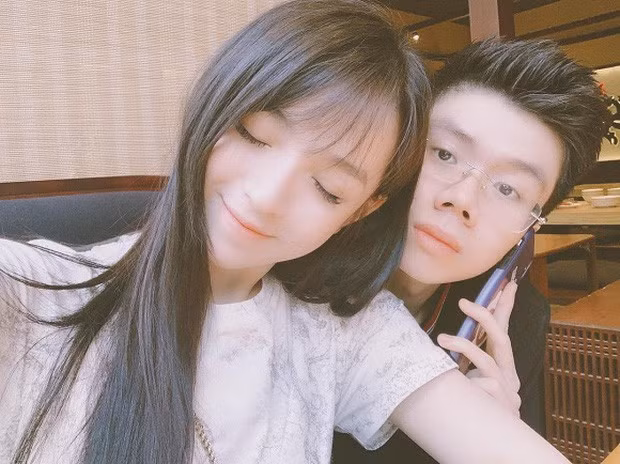 Trong khi nàng đăng ảnh nắm tay ai đó thì chàng cũng selfie cùng một cô gái giấu mặt sau icon trái tim. Chưa kể, Khánh Hà còn đăng story với caption đầy thính là "style người phụ nữ sắp lấy chồng".