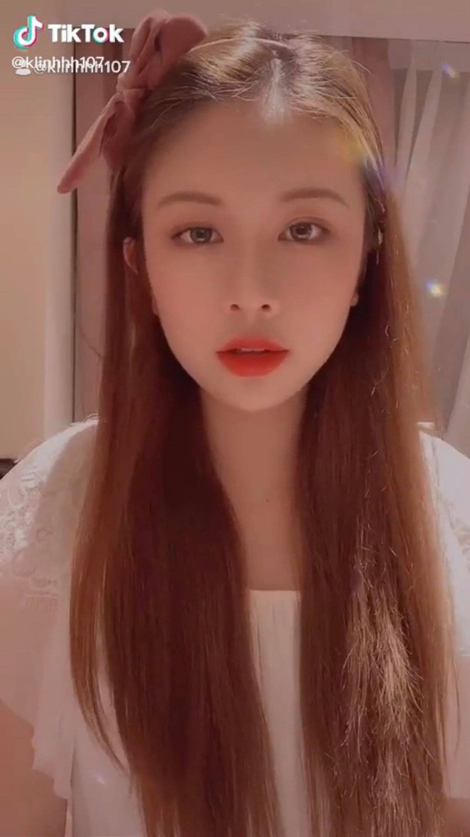 Được biết, cô nàng có tên đầy đủ là Khánh Linh, ái nữ của một gia đình kinh doanh BĐS có tiếng.