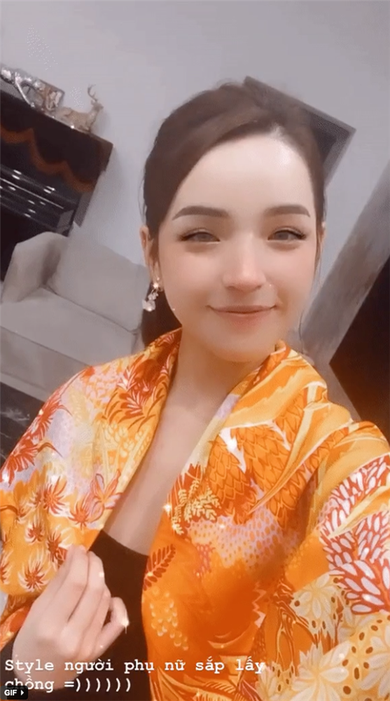 Mặc dù đã trải qua 7749 lần chia tay chia chân rồi tái hợp nhưng đây là lần đầu tiên cặp đôi công khai người mới luôn như vậy.