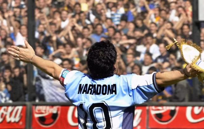 Mới đây, thông tin huyền thoại bóng đá Maradona ra đi ở tuổi 60 vì đau tim đã khiến người hâm mộ không khỏi bàng hoàng và tiếc thương.