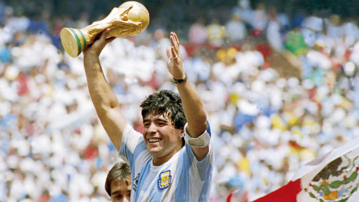 "Cậu bé vàng" Maradona là thần tượng của lứa 7X, sau khi thông tin về sự ra đi của ông xuất hiện nhiều trên báo chí, những người từng biết đến và có tuổi thơ gắn bó với tên tuổi này đều tỏ ra vô cùng tiếc nuối, họ cùng nhau nhớ về và ôn lại kỷ niệm một thời với thần tượng bóng đá thế giới này.