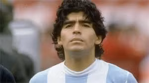 Sức khỏe của huyền thoại bóng đá Maradona chuyển biến xấu sau khi phải nhập viện phẫu thuật não hồi đầu tháng 11. Tờ Clarin của Argentina xác nhận ông trút hơi thở cuối cùng tối 25/11 (giờ Hà Nội). Maradona ra đi ở tuổi 60.