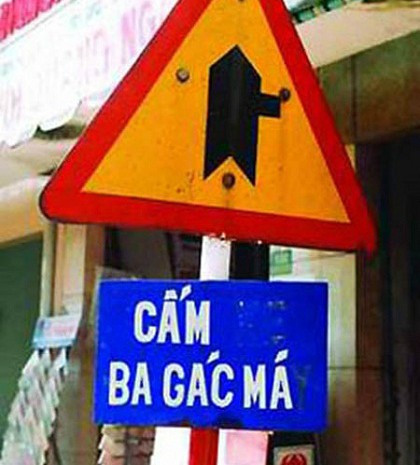 Biển cấm bá đạo trên đường. Thực chất tấm biển bị rơi mất chữ nên nội dung ghi trên đó bị thay đổi.