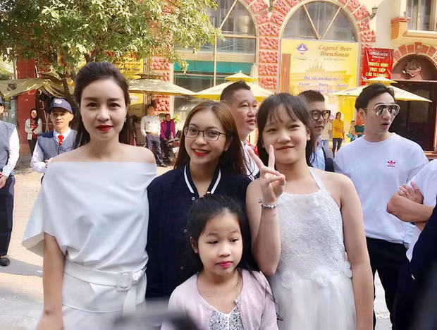 Hai người cũng có rất nhiều ảnh chung thể hiện sự gần gũi, gắn bó.