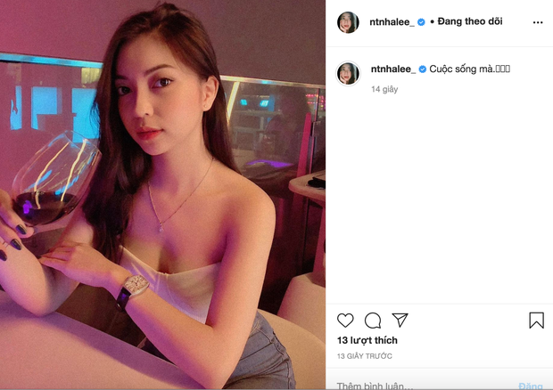 Trước đó, khi drama Huỳnh Anh bị tố là "tiểu tam" chưa dứt thì Nhật Lê đã có động thái ở cả Facebook lẫn Instagram với status : "Cuộc sống mà". Đặc biệt không chỉ đăng status mà Nhật Lê còn chọn hình ảnh ngồi đúng chỗ trong buổi hẹn hò kết thúc tình cảm với chàng cầu thủ hôm 8/3.