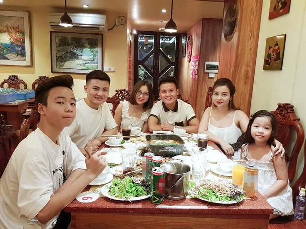 Trước khi chia tay, Quang Hải từng cùng Nhật Lê nhiều lần về nhà mẹ nuôi ăn cơm.