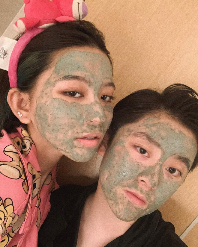 Gần đây, Bâu còn dẫn người yêu đi gặp gỡ, "ra mắt" bạn bè. Cả hai cũng không ngần ngại công khai việc yêu đương nên tất cả những người theo dõi đều hóng từng khoảnh khắc, hình ảnh cực cool cực ngọt của Bâu và Gavin.