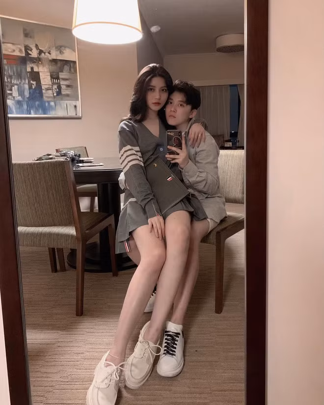 Đặc biệt, bạn trai của hot girl Sài thành này cũng gây chú ý. Không chỉ sở hữu ngoại hình cực phẩm, mà họ còn khiến dân tình "nổ mắt" với những màn yêu thương nhau quá đỗi trên MXH.