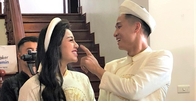 Trải qua nhiều sóng gió cũng như vài lần "dính" phải tin đồn rạn nứt tình cảm, cặp đôi đã có được cái kết đẹp chính là đám hỏi lung linh, ấm cúng được tổ chức hồi tháng 6 năm ngoái. Ảnh: Facebook