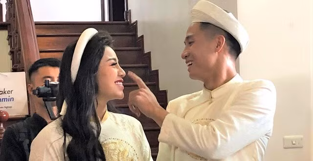 Trải qua nhiều sóng gió cũng như vài lần "dính" phải tin đồn rạn nứt tình cảm, cặp đôi đã có được cái kết đẹp chính là đám hỏi lung linh, ấm cúng được tổ chức hồi tháng 6 năm ngoái. Ảnh: Facebook