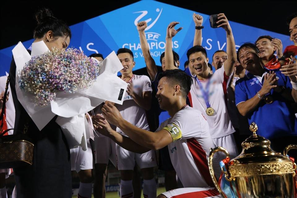 Vào tối 8/11, cầu thủ trẻ Bùi Tiến Dũng đã chính thức cầu hôn bạn gái Khánh Linh trước sự cổ vũ của các đồng đội. Ảnh: Báo Lao Động