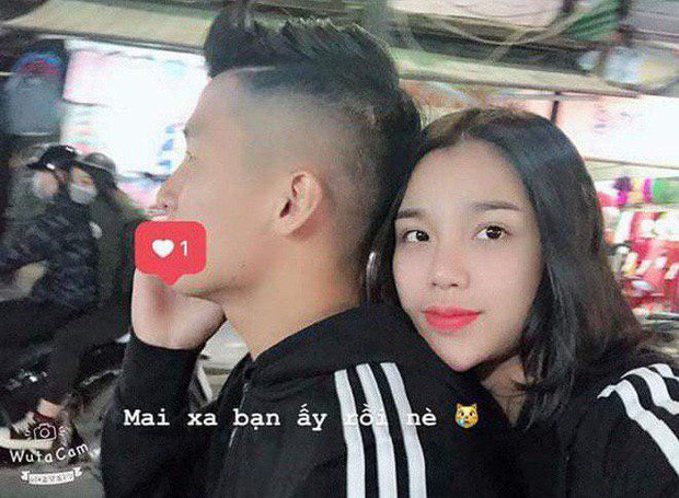 Trung vệ Bùi Tiến Dũng và bà xã Khánh Linh được người thân giới thiệu làm quen và lần đầu gặp mặt là ở trong bệnh viện. Khánh Linh, sinh năm 1997, quê Bắc Ninh, từng có thời gian du học ở Singapore. Còn Bùi Tiến Dũng, sinh năm 1995, khi đó là một trong những người hùng của U23 Việt Nam với ngôi Á quân châu Á ở Thường Châu. Ảnh: Facebook nhân vật