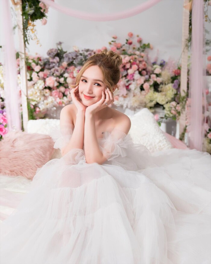 Trong bộ ảnh này, Xoài Non diện chiếc đầm trắng xòe, ngồi giữa vườn hoa hồng không khác gì một nàng công chúa.