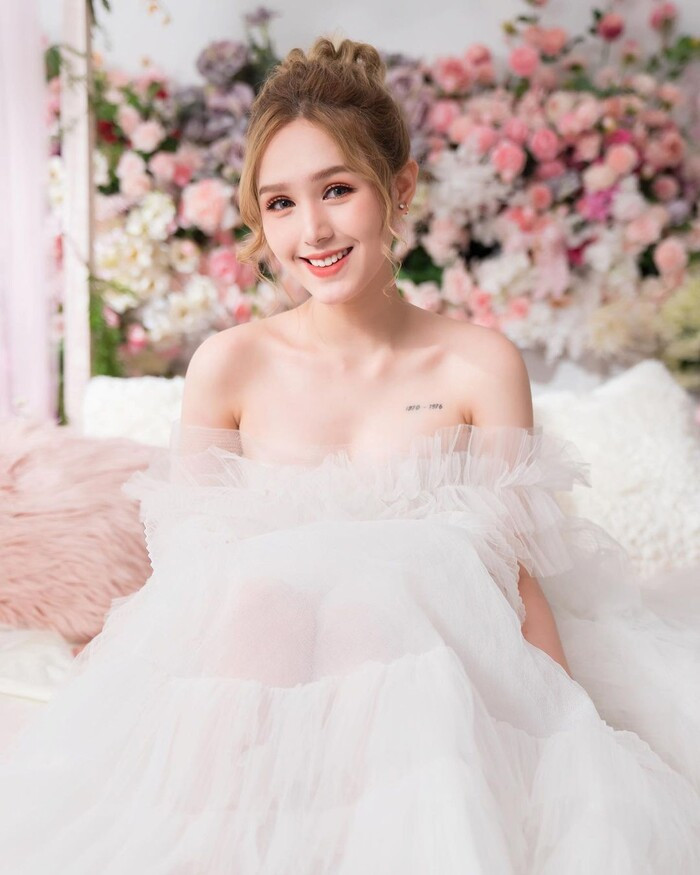 Đúng như lời chúc của Xemesis, ở tuổi 18 nàng hot girl này dần chững chạc và trưởng thành hơn thể hiện qua nhiều hình ảnh mà cô đăng tải lên MXH.