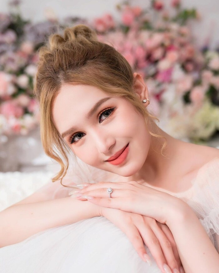 Nhân dịp sinh nhật, Xoài Non cũng tự thưởng cho mình một bộ ảnh lung linh chào mừng tuổi 18 khiến dân tình không khỏi xao xuyến vì nhan sắc cô nàng quá xinh đẹp.