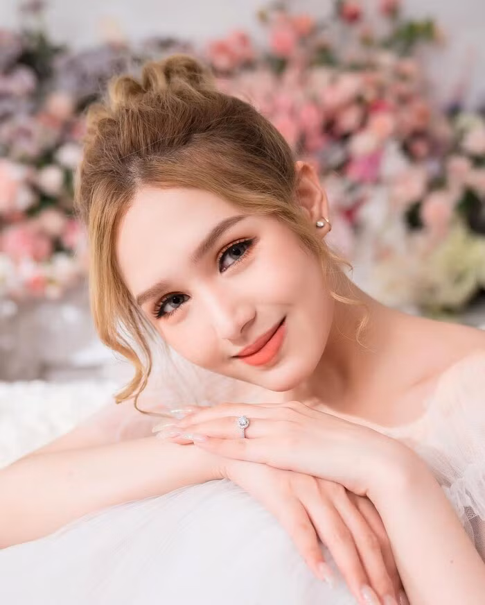 Nhân dịp sinh nhật, Xoài Non cũng tự thưởng cho mình một bộ ảnh lung linh chào mừng tuổi 18 khiến dân tình không khỏi xao xuyến vì nhan sắc cô nàng quá xinh đẹp.