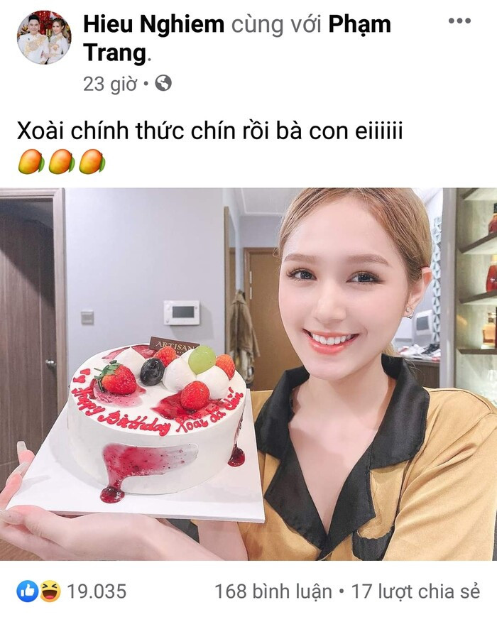 Trên trang cá nhân, Xemesis đăng ảnh vợ tương lai cùng dòng trạng thái háo hứng: "Xoài chính thức chín rồi bà con ơi". Trong hình, Xoài Non đang cầm chiếc bánh kem, trên đó có dòng chữ cực hài hước: "Happy birthday Xoài đã chín".