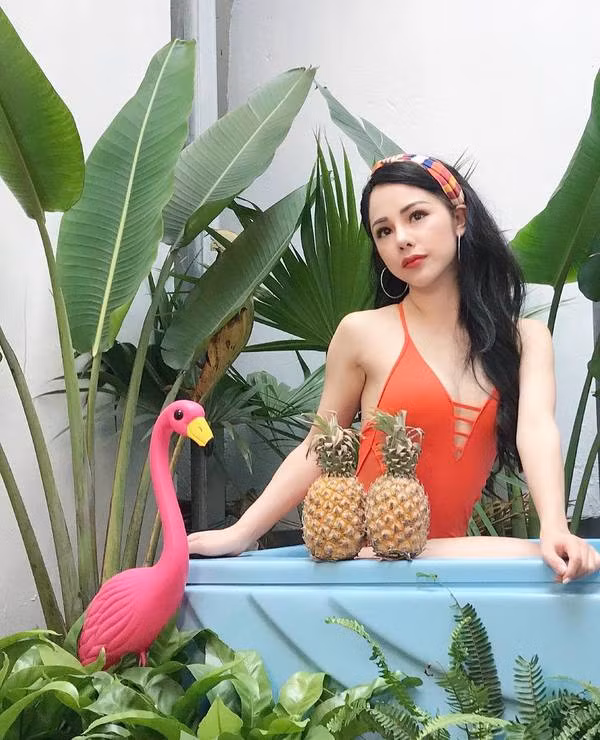 Bạch Lan Phương là nữ MC quen mặt của VTV, cũng giống như các người yêu của Huỳnh Anh trước giớ là đều sở hữu gương mặt xinh đẹp và đường cong quyến rũ. Dù chiều cao khiêm tốn nhưng Bạch Lan Phương lại có vóc dáng quyến rũ.