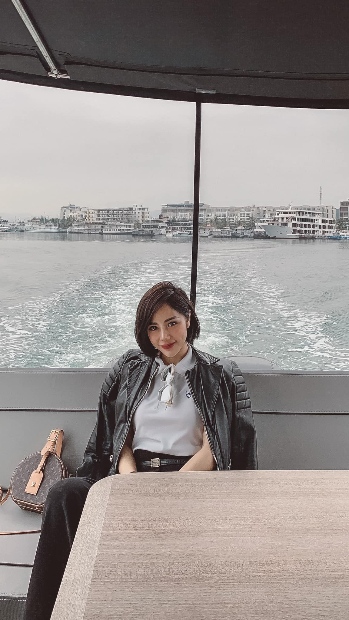 Huỳnh Anh là diễn viên đào hoa của màn ảnh Việt và từng có thời gian hẹn hò với Hoàng Oanh và Y Vân. Bạch Lan Phương tuy là MC quen thuộc trên VTV nhưng có đời sống kín tiếng, ít chia sẻ về chuyện riêng tư.