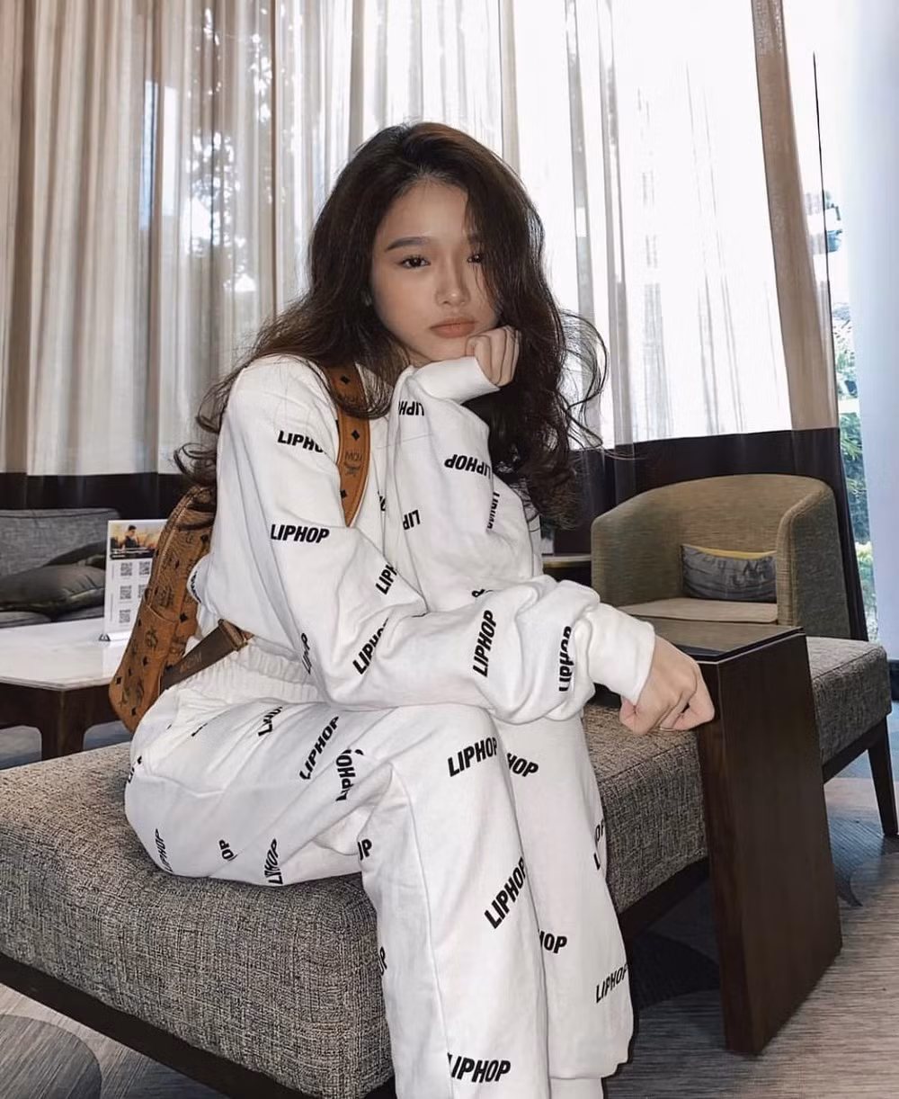 Bộ trang phục kín như bưng kết hợp cùng chiếc ba lô nâu giúp Linh Ka có một tổng thể đáng yêu, năng động, được đánh giá phù hợp với lứa tuổi hơn so với trước đây.