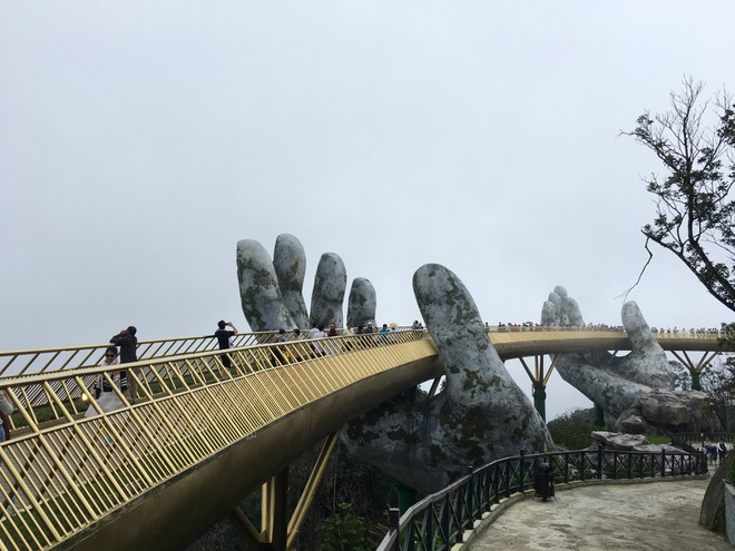 Là một trong những điểm check in mới vô cùng nổi tiếng, Cầu Vàng Đà Nẵng khiến dân tình phải điêu đứng, xốn xang bởi những thước phim đẹp như mơ. Để có những tấm ảnh đẹp chụp tại cây cầu này, nhiều du khách đã bất chấp nguy hiểm khiến nhiều người khó chịu bởi mất mỹ quan, tiềm ẩn nguy hiểm.