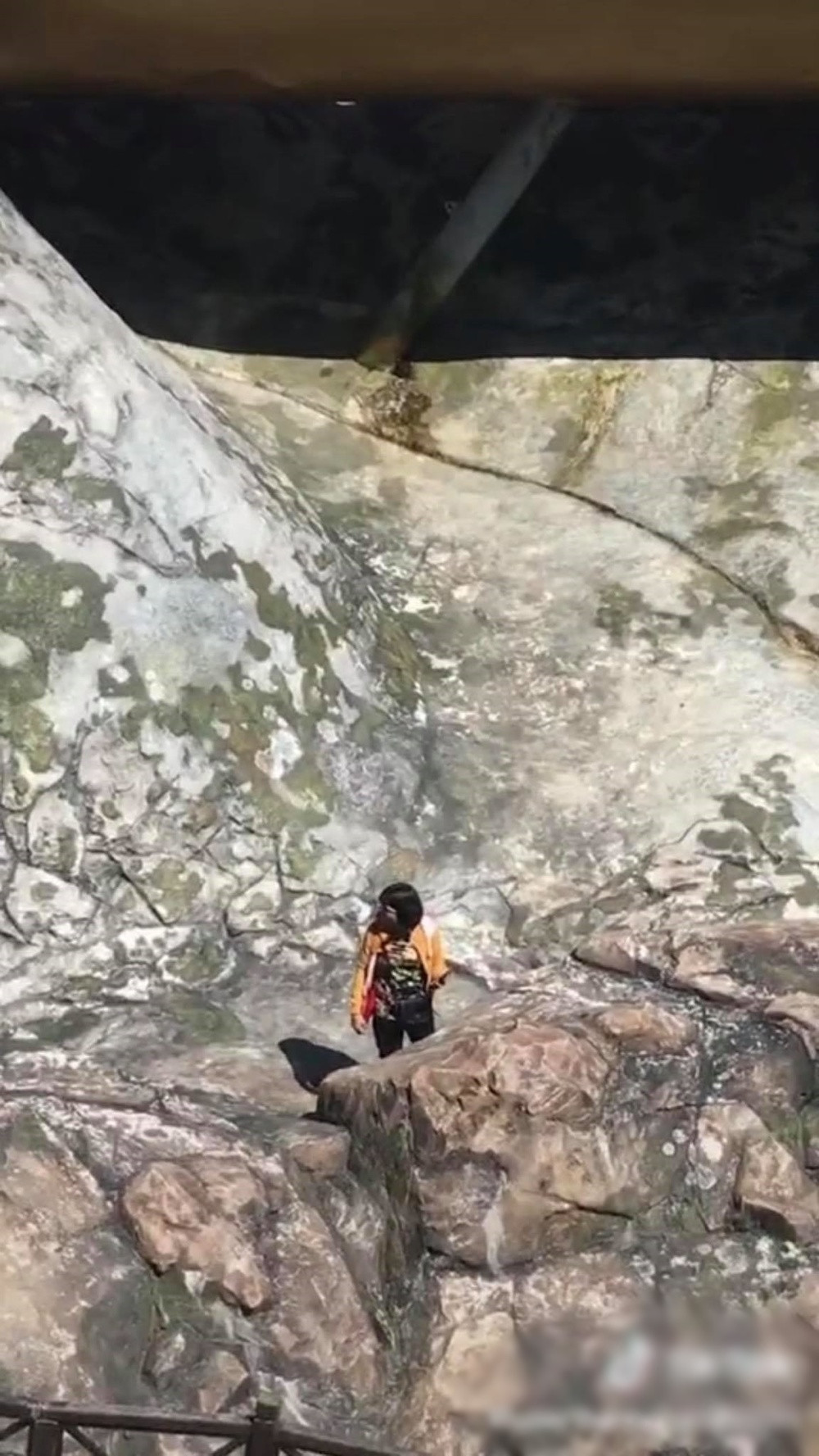 Hành động lạ lùng này đã nhanh chóng thu hút được sự hiếu kì của những người xung quanh. Mọi người đều không hiểu nữ du khách này làm thế nào mà có thể xuống được dưới đó và hẳn sẽ phân vân cô ấy định leo lên kiểu gì.