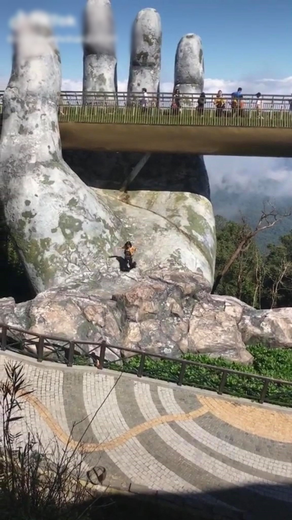 Việc liều lĩnh để chụp ảnh một cách bất chấp của người phụ nữ này ở Cầu Vàng hẳn đã khiến hội “sống ảo” phải bái phục. Hầu hết mọi người đều cho rằng hành động này là quá nguy hiểm khi bên dưới là vực sâu. Mà lúc đó chỉ có duy nhất người này đứng trên đây nên nếu có xảy ra chuyện thì sẽ không kịp ứng cứu.