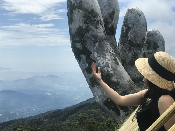 Để có những tấm ảnh đẹp chụp tại cây cầu này, nhiều du khách đã bất chấp nguy hiểm, giẫm đạp lên cỏ, sau đó chui qua khe hở của những thanh chắn, luồn người ra ngoài để tạo dáng chụp ảnh.