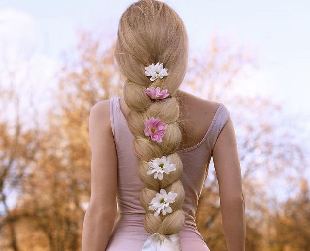 Angelica tự nhận mình là "búp bê trong lồng kính". Cha mẹ là người kiểm soát, quyết định mọi thứ trong cuộc sống của cô.