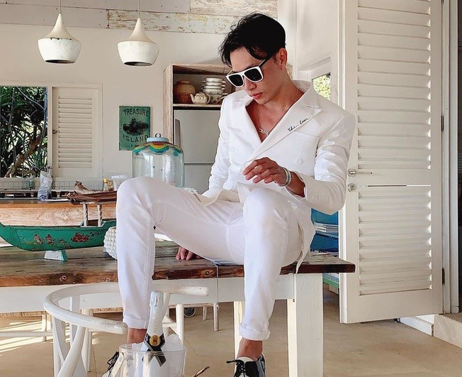 Nguyên cũng liên tục đăng tải hình ảnh về cuộc sống xa hoa, sang chảnh, sở hữu xe sang và những chuyến du lịch đắt đỏ.