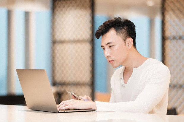 Jason Nguyễn tên thật là Nguyễn Khánh Nguyên, sinh năm 1988, từng là du học sinh Singapore. Anh được biết đến là quản lý cho loạt KOLs đình đám.