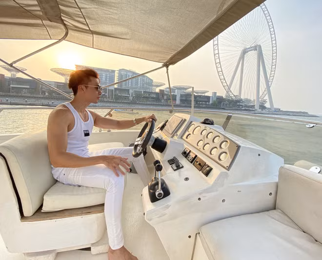 Trước khi bị khởi tố vì lừa đảo, Jason Nguyễn đã rất nổi tiếng trên mạng xã hội nhờ là quản lý của nhiều KOL tên tuổi. Đặc biệt chàng CEO này gây chú ý khi là quản lý của nàng Hậu Thế giới người Việt tại Úc 2015 - Jolie Nguyễn.