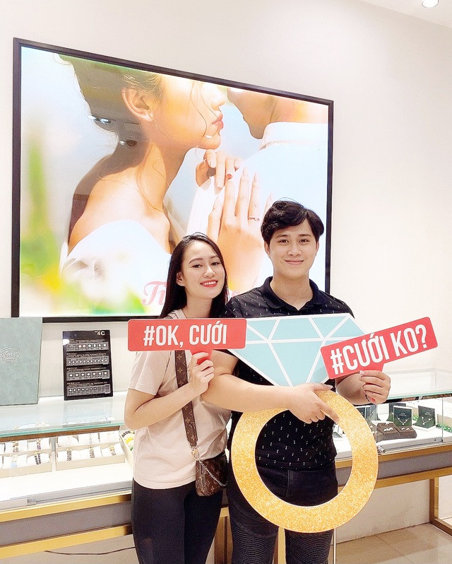 Mới đây, nữ kiếm thủ bất ngờ chia sẻ bộ ảnh cưới lãng mạn cùng bạn trai bằng tuổi của mình. Được biết, cô lên xe hoa vào ngày hôm nay 5/12.